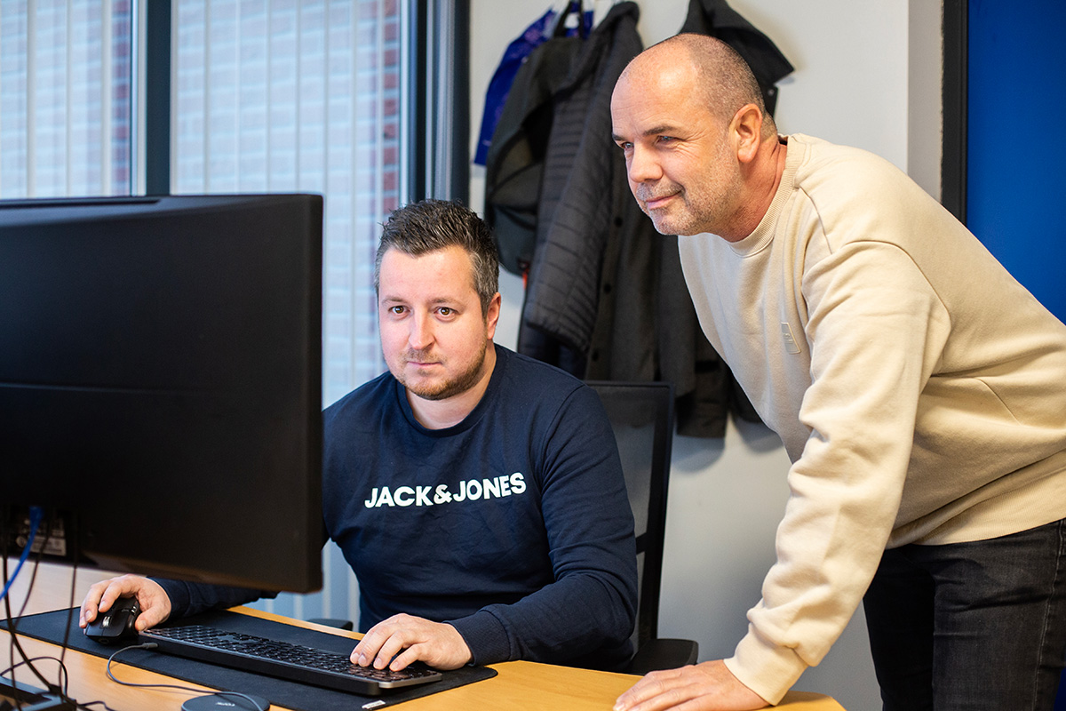 Michel en Ron aan het werk