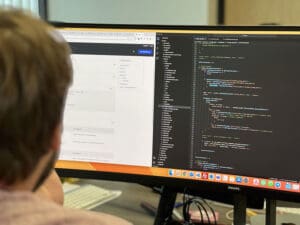 Web development codes op een beeldscherm