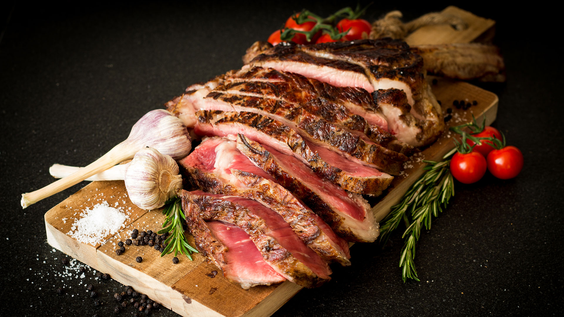 Gesneden Entrecote op een houten plank?